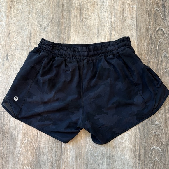Lululemon Hottie Short 4" Size 6 Heritage Camo - Picture 6 of 7